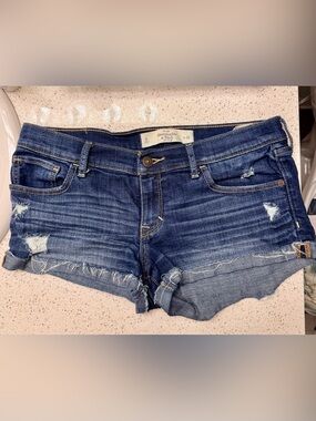✨MIX & MATCH: 4 FOR $25✨| Abercrombie & Fitch Distressed Denim Cutoff Shorts
